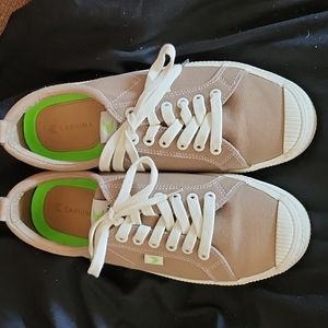 Outstanding Cariuma sneakers.